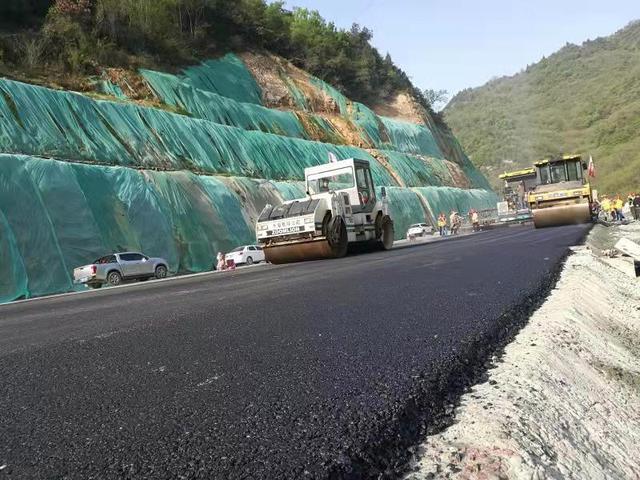 國道324線安龍公路管理段實施瀝青路面修復養護工程 讓群.