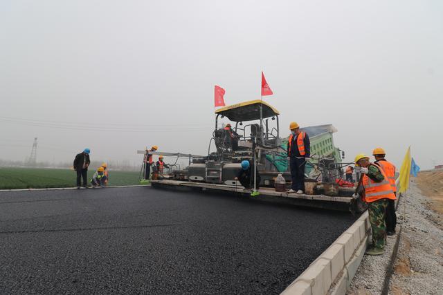 通車(chē)倒計(jì)時(shí)!董梁高速寧梁段全線開(kāi)始瀝青路面攤鋪