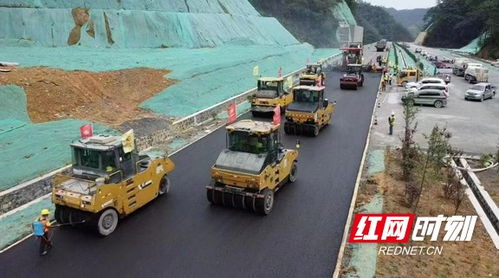 官新高速首段瀝青下面層試驗路順利攤鋪