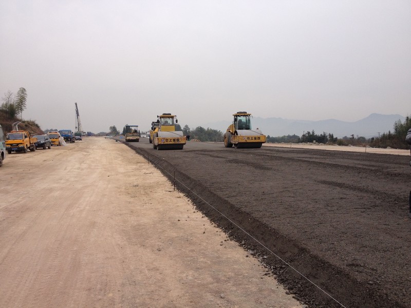 杭新景高速公路01標路面水穩(wěn)底基層試驗段鋪設圓滿成功_杭.