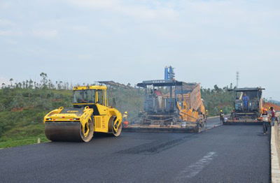 平文高速公路瀝青路面試驗段順利通過驗收，中鐵二十三局三公司穩(wěn)步推進路橋附屬工程